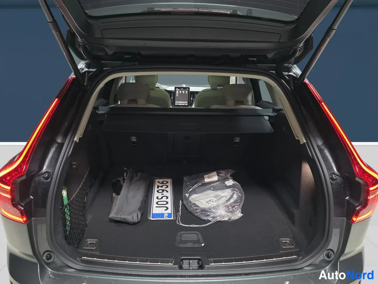 Grön Volvo XC60 2027, bakifrån, bild 7