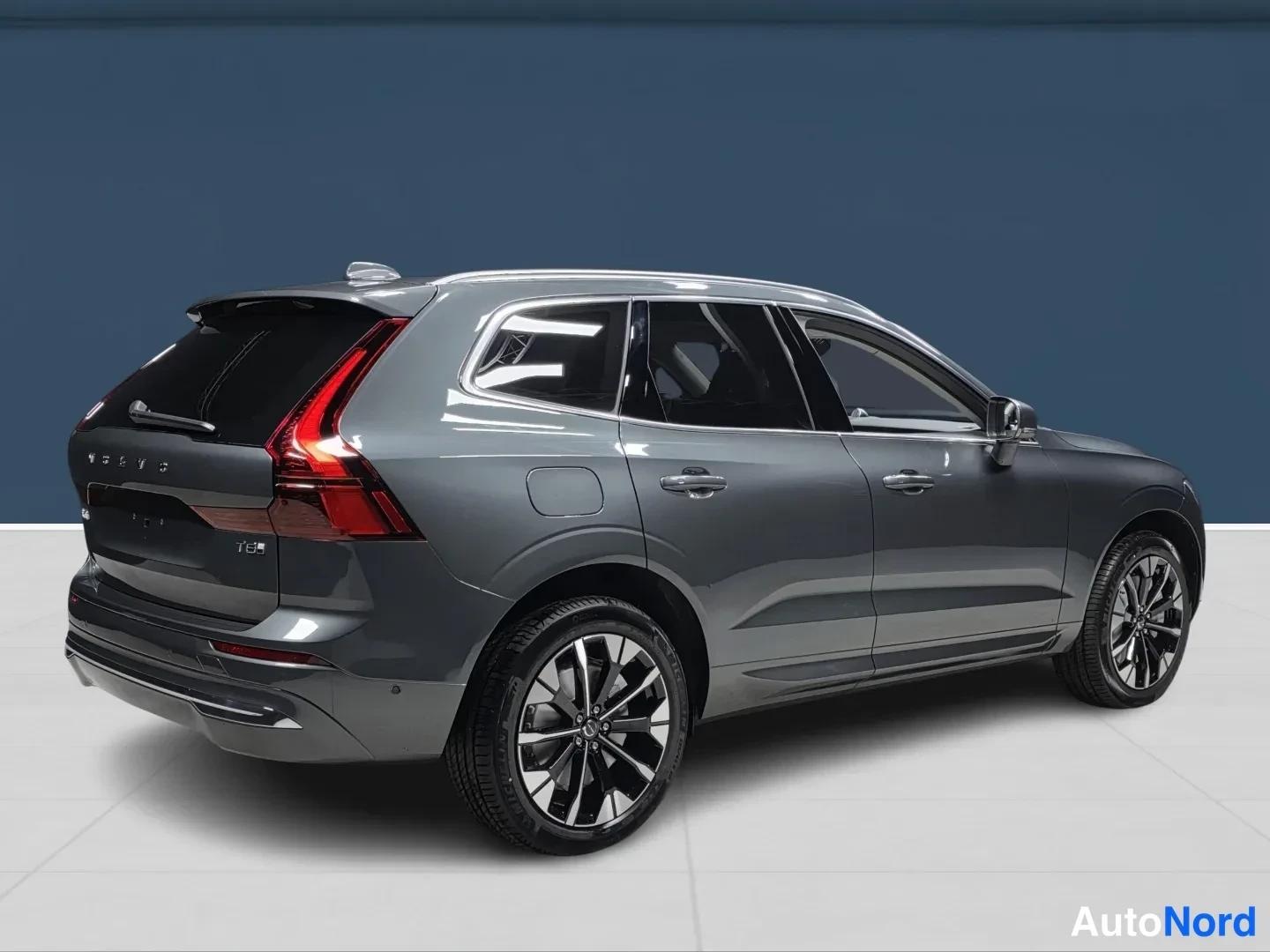 Grön Volvo XC60 2027, snett bakifrån, bild 4