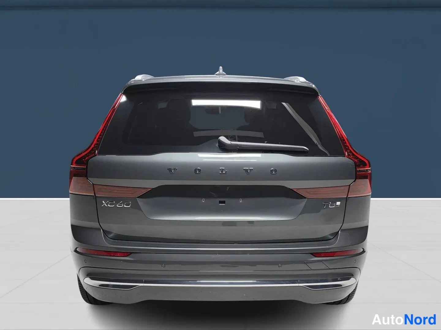 Grön Volvo XC60 2027, bakifrån, bild 6