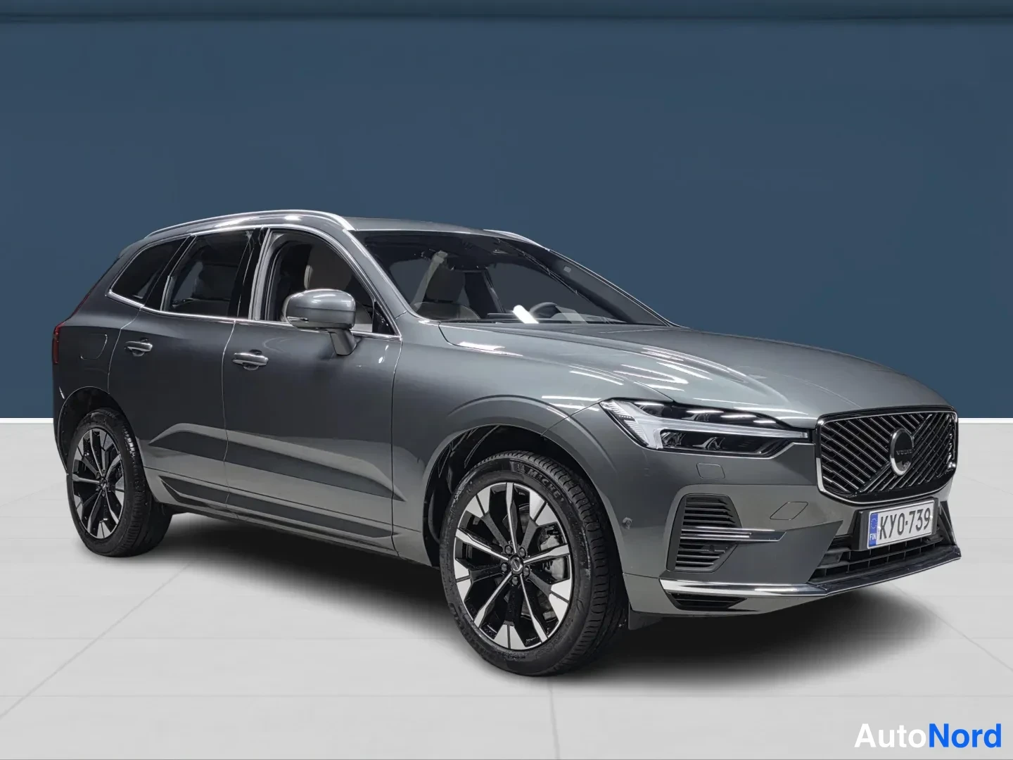 Vihreä Volvo XC60 2027, etuviisto, keula oikealle, kuva 2