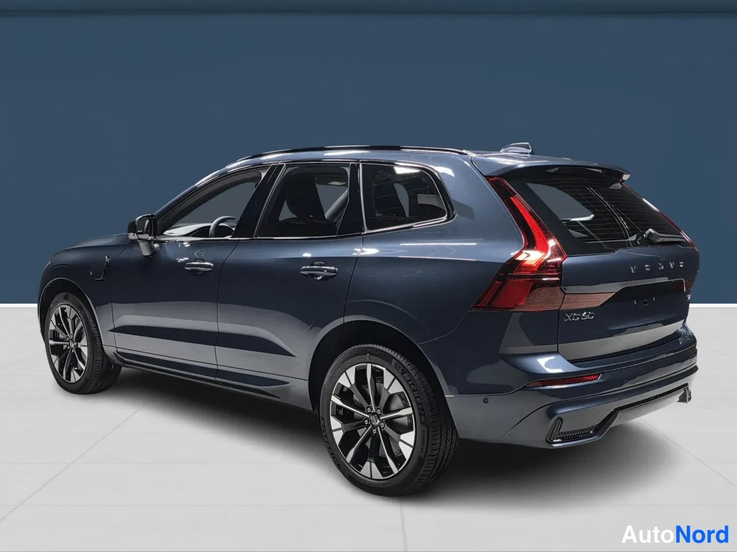 Sininen Volvo XC60 2027, takaviisto, kuva 4