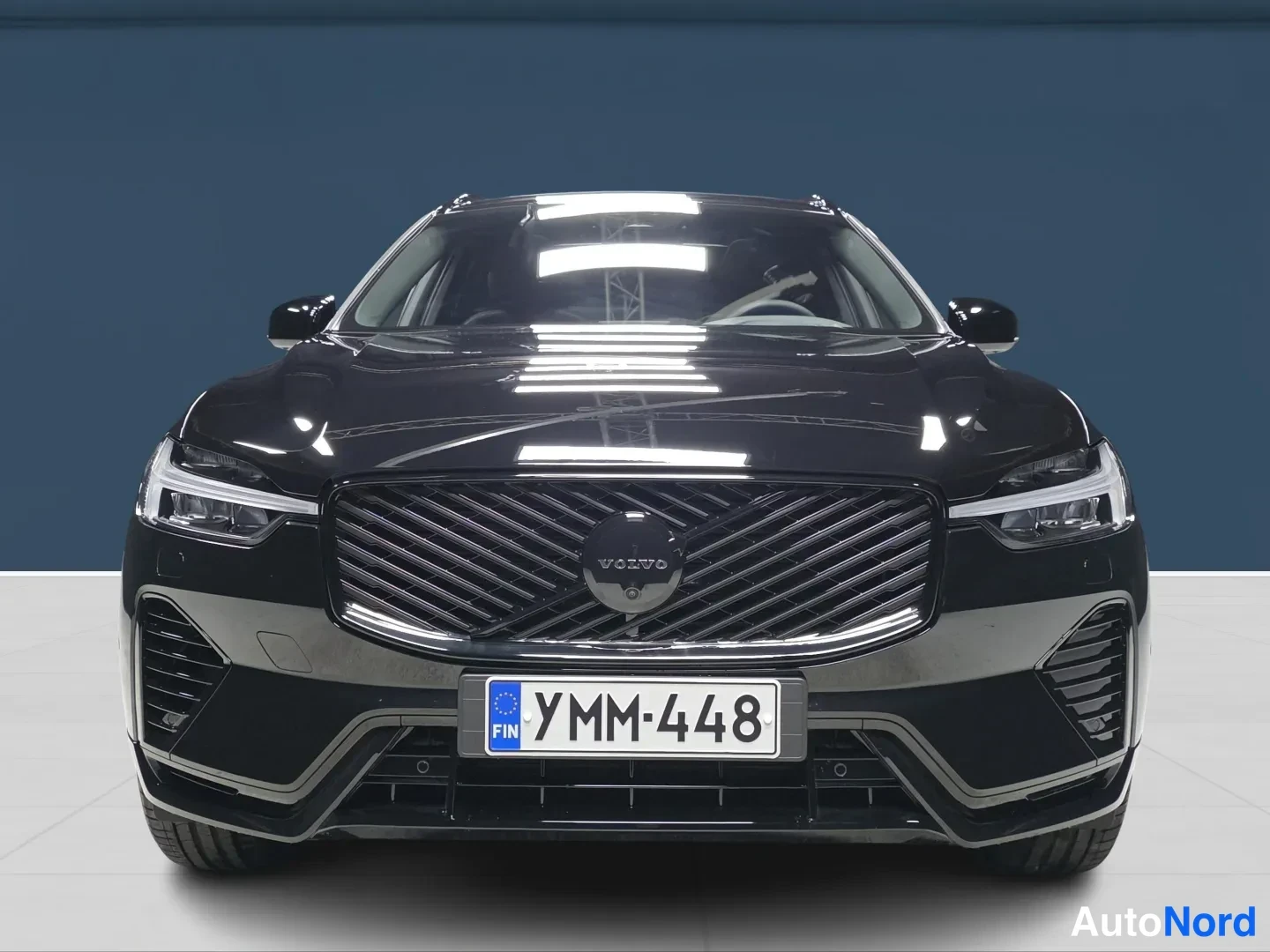 Musta Volvo XC60 2026, edestä, kuva 3