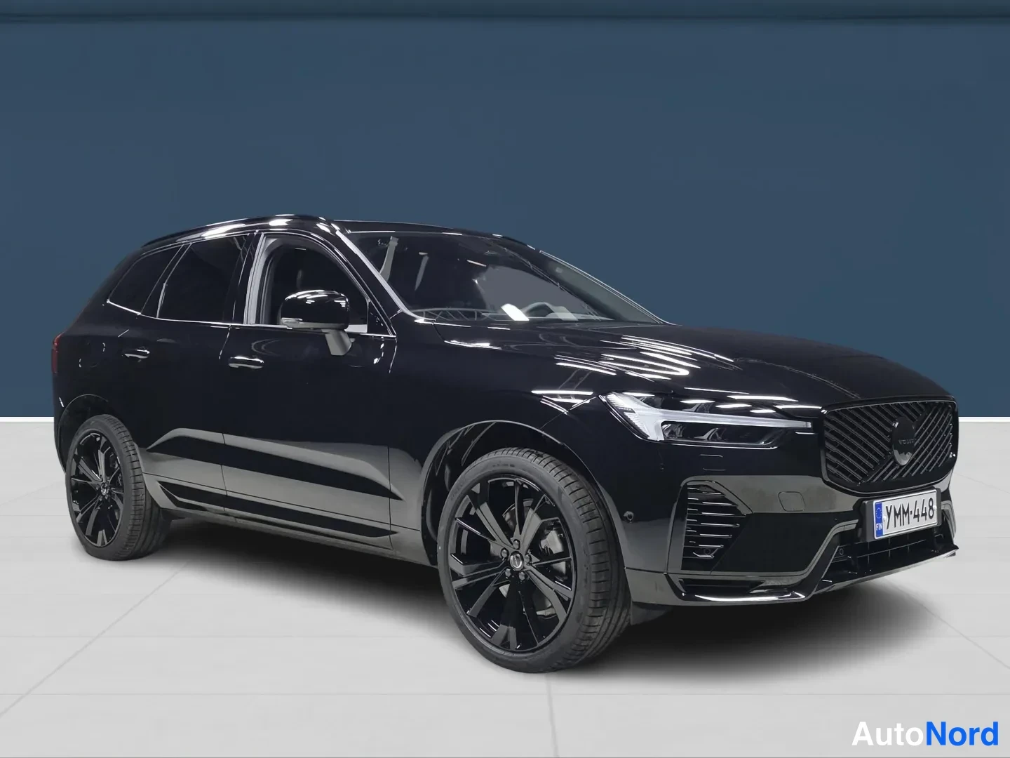 Musta Volvo XC60 2026, etuviisto, keula oikealle, kuva 2