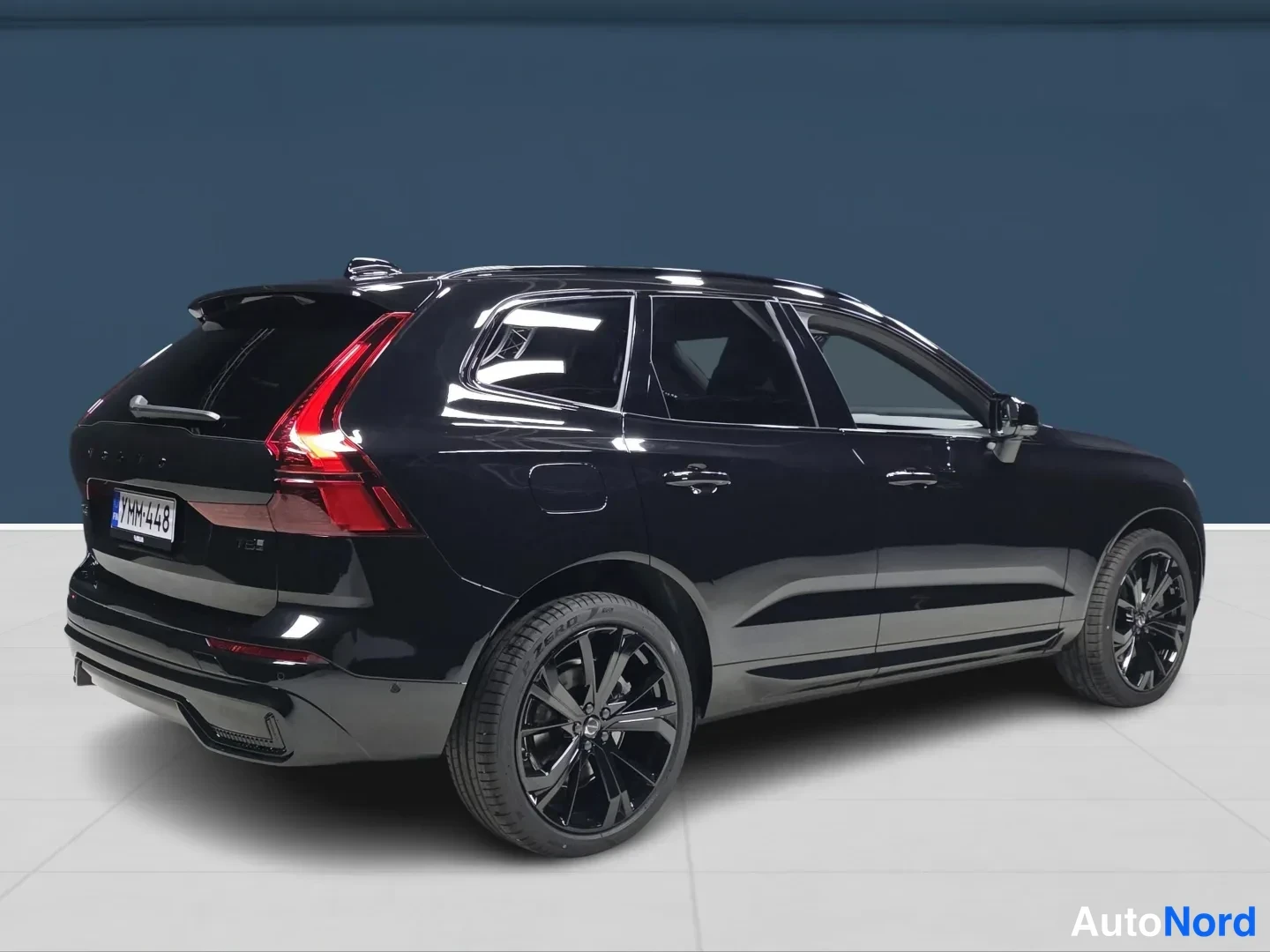 Musta Volvo XC60 2026, takaviisto, kuva 4