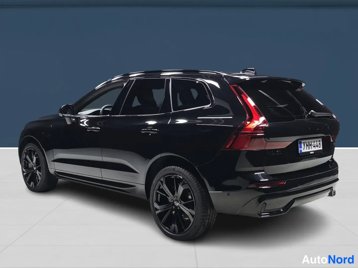 Musta Volvo XC60 2026, takaviisto, kuva 5