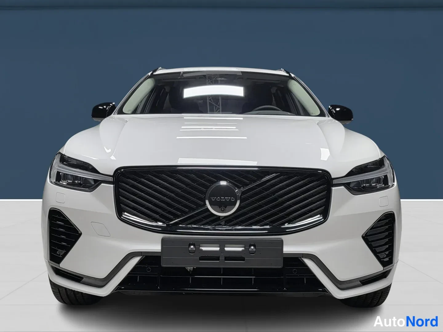 Valkoinen Volvo XC60 2027, edestä, kuva 3