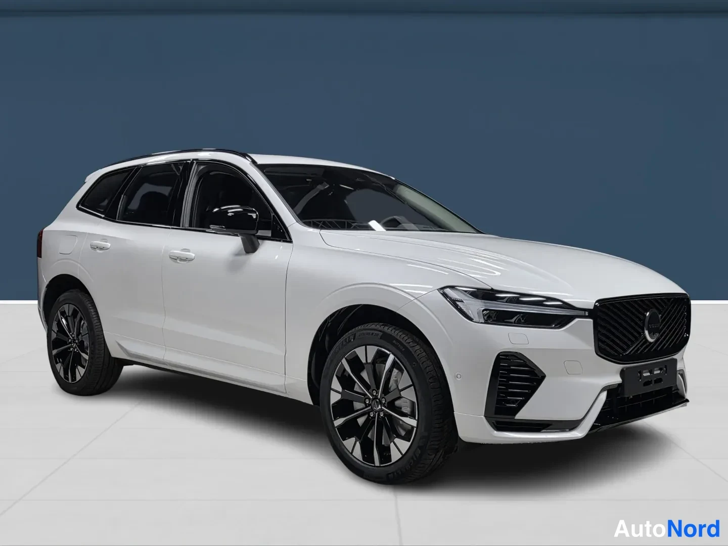 Valkoinen Volvo XC60 2027, etuviisto, keula oikealle, kuva 2