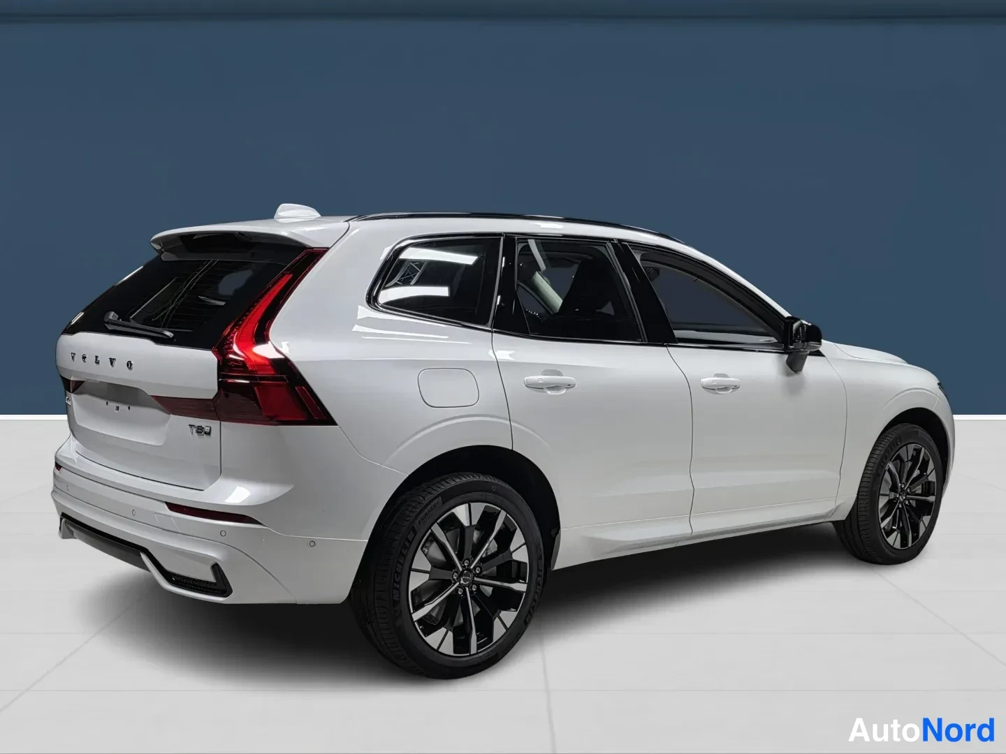 Valkoinen Volvo XC60 2027, takaviisto, kuva 4
