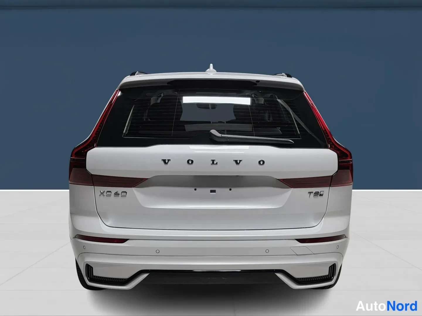 Valkoinen Volvo XC60 2027, takaa, kuva 6