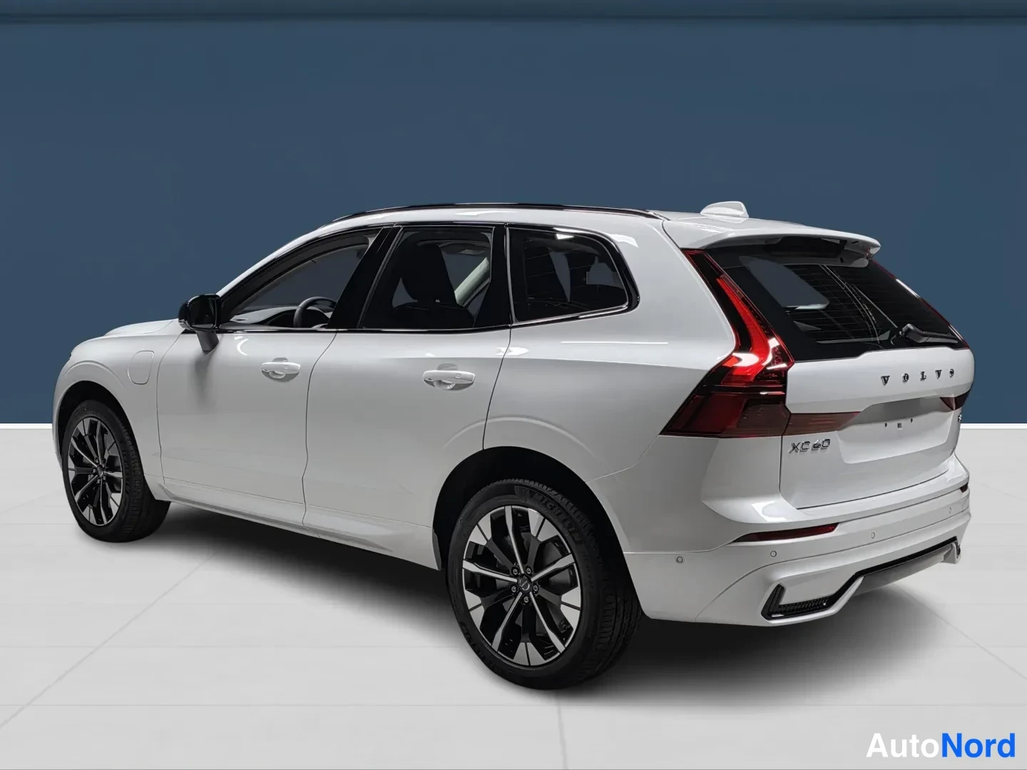 Valkoinen Volvo XC60 2027, takaviisto, kuva 5