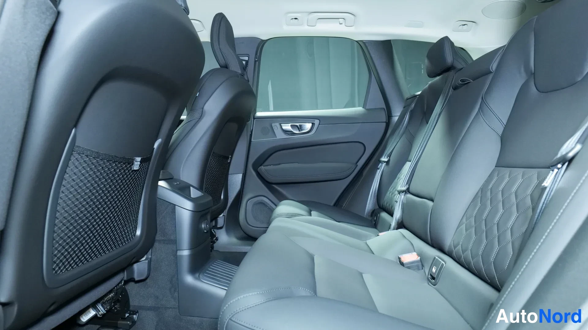 Grå Volvo XC60 2026, bild 18