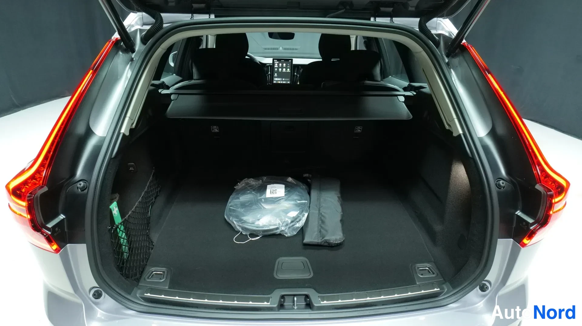 Grå Volvo XC60 2026, bakifrån, bild 7