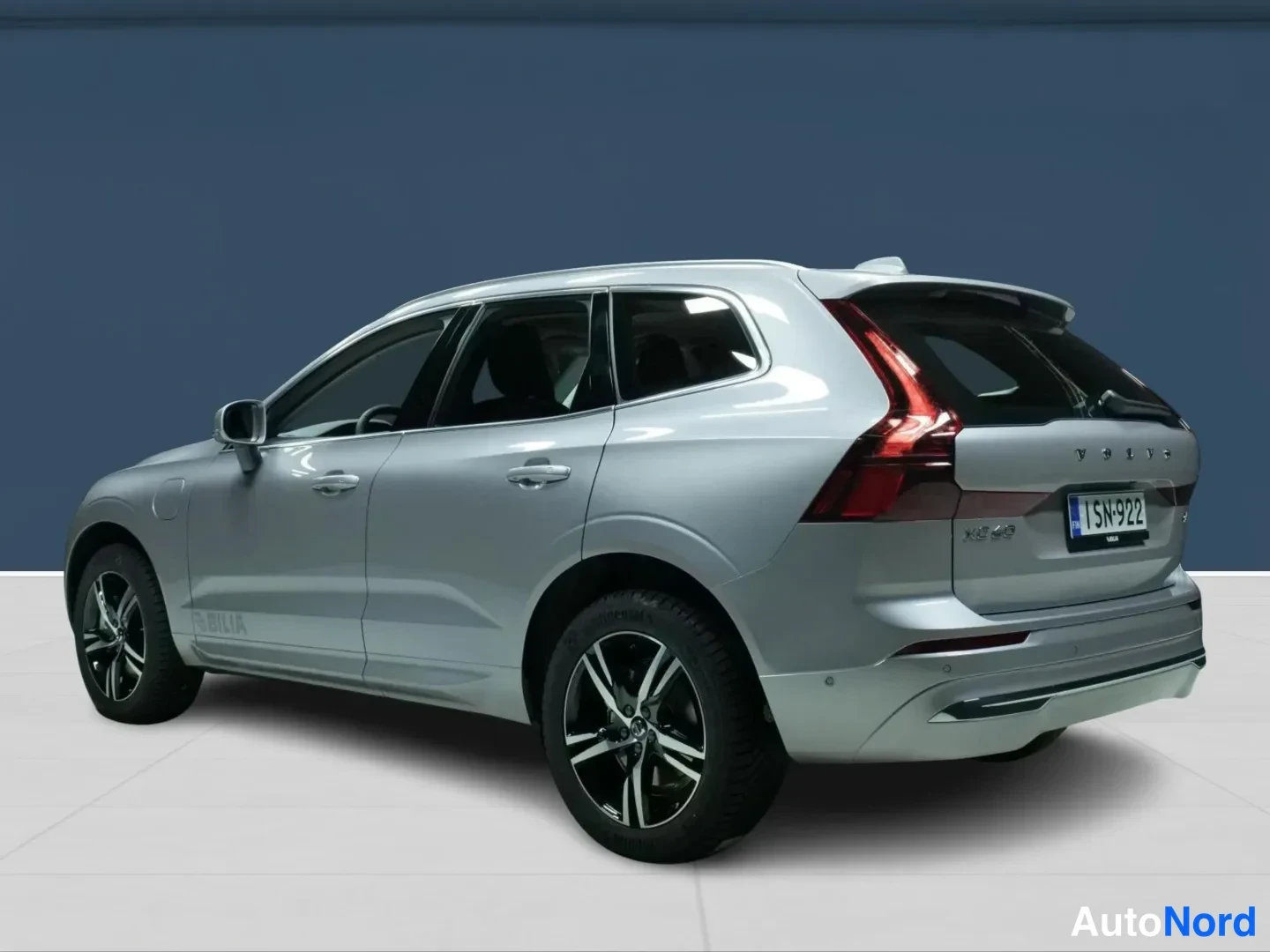 Grå Volvo XC60 2026, snett bakifrån, bild 6