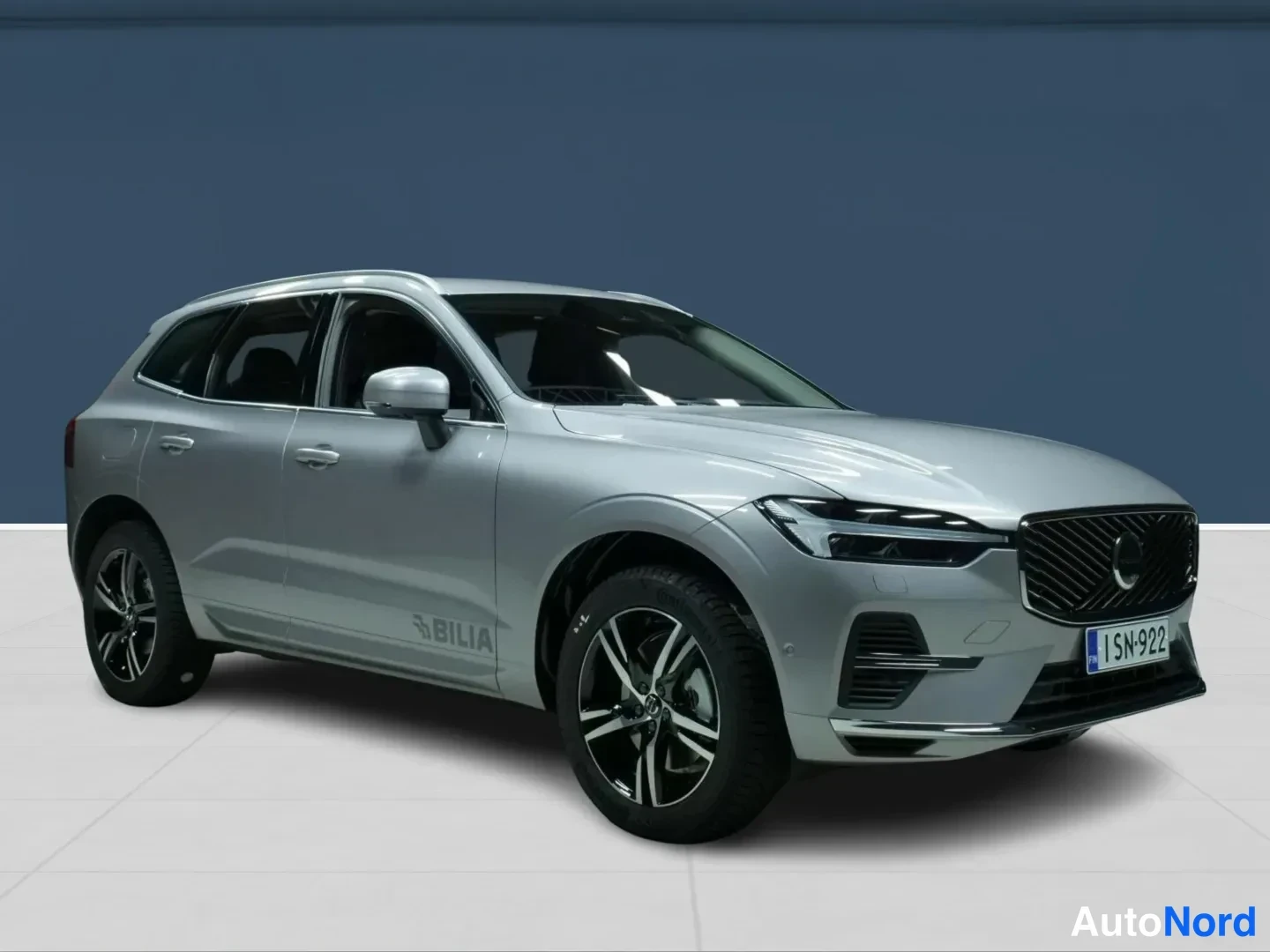 Grå Volvo XC60 2026, snett framifrån, fronten åt höger, bild 3