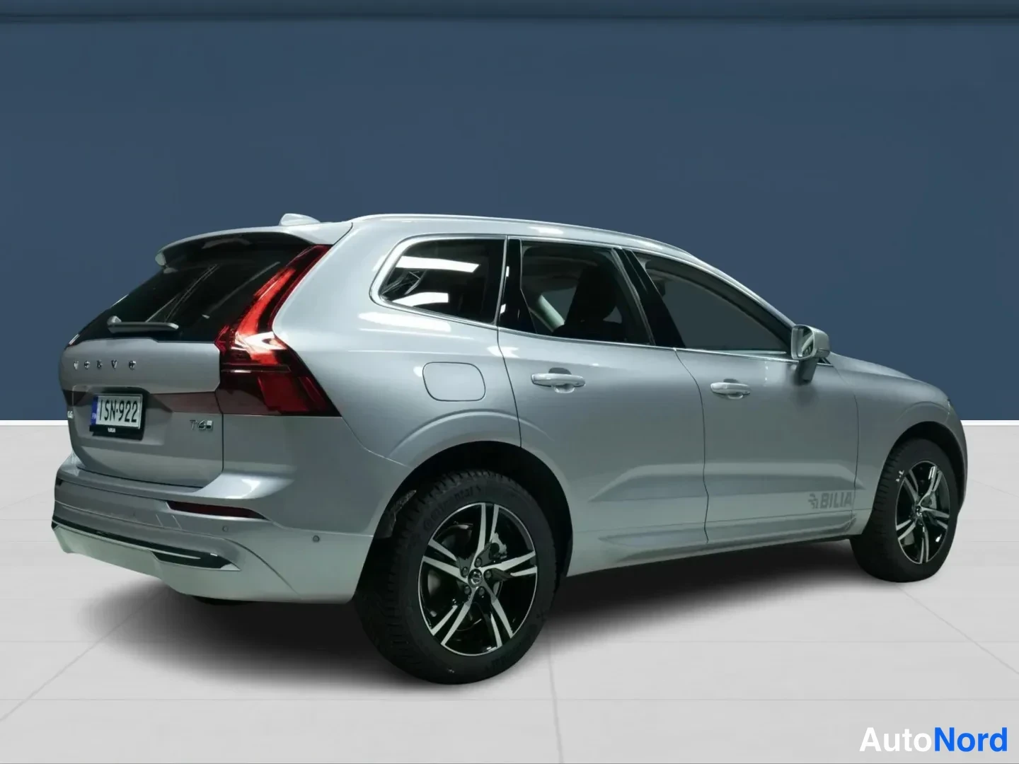 Grå Volvo XC60 2026, snett bakifrån, bild 4