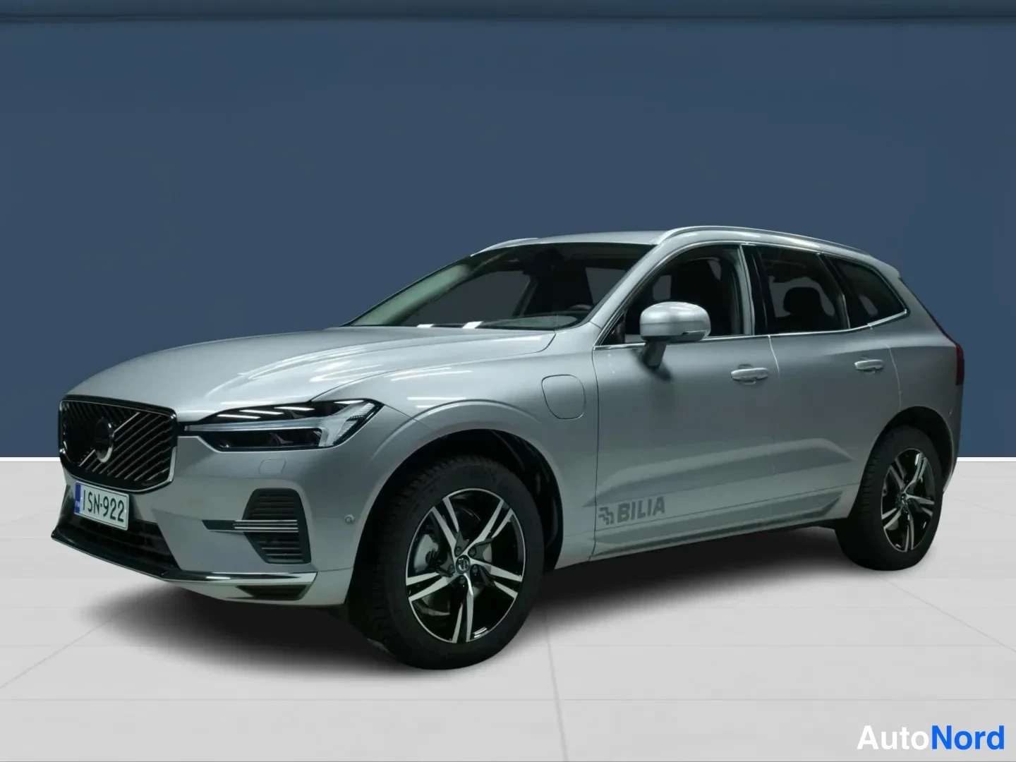 Grå Volvo XC60 2026, snett framifrån, fronten åt vänster, bild 2