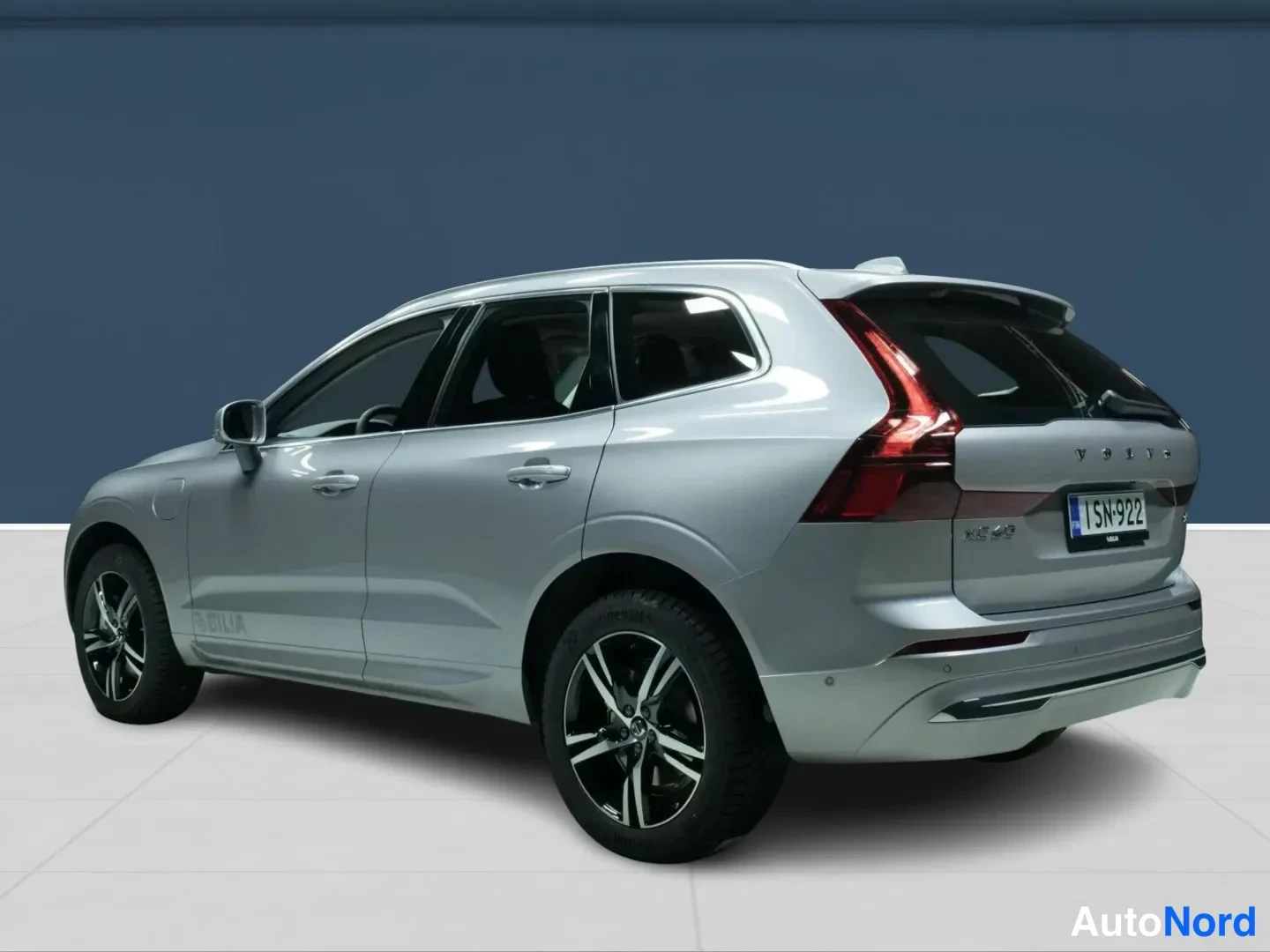 Grå Volvo XC60 2026, snett bakifrån, bild 5