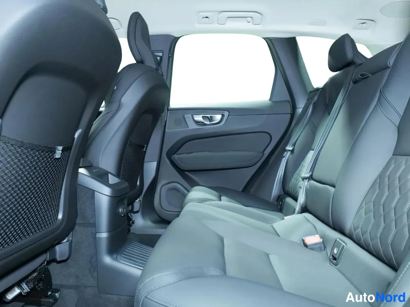 Grå Volvo XC60 2026, bild 11