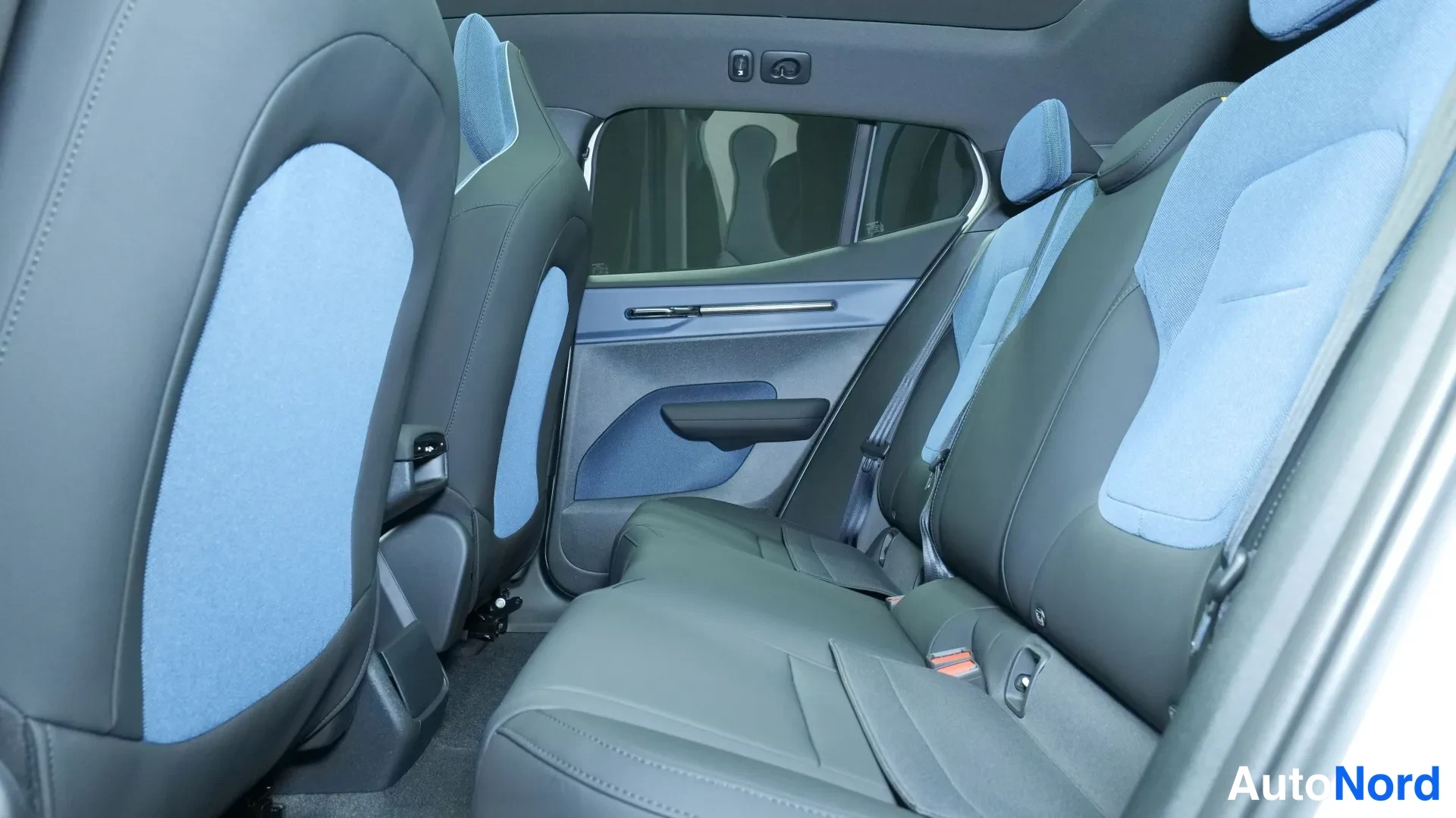 Valkoinen Volvo EX30 Cross Country 2026, kuva 13