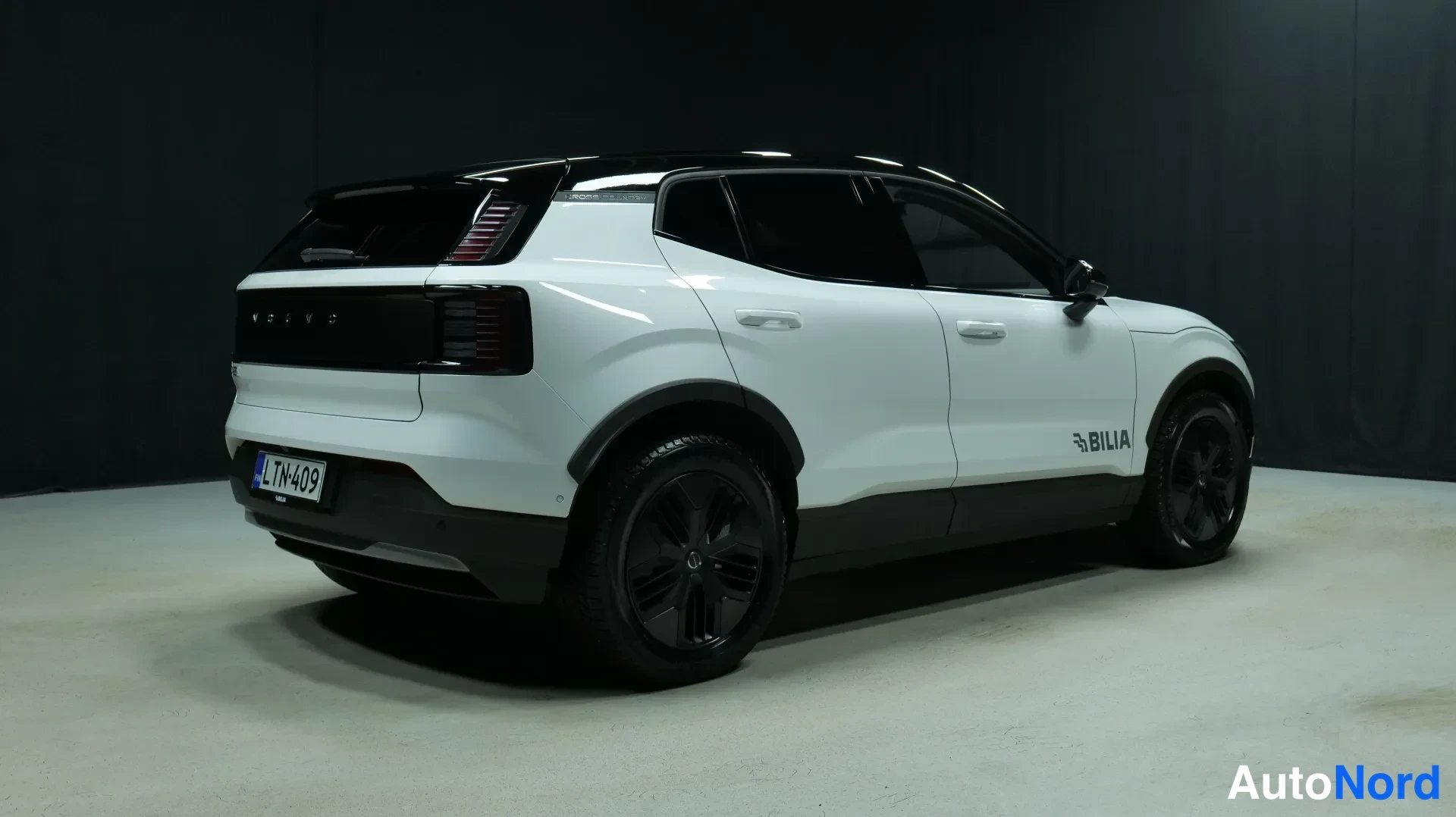 Valkoinen Volvo EX30 Cross Country 2026, takaviisto, kuva 4
