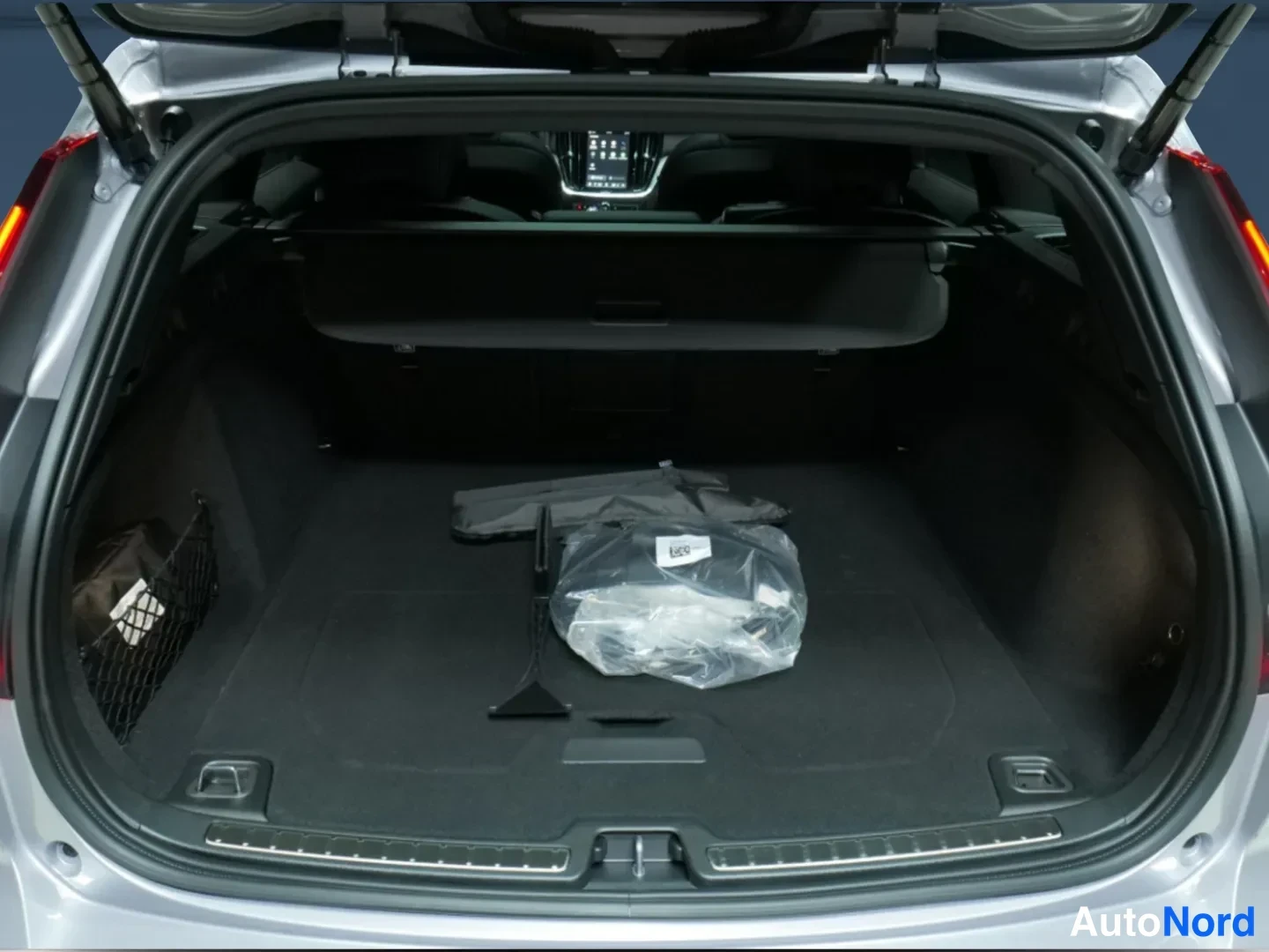 Harmaa Volvo V60 2026, kuva 11