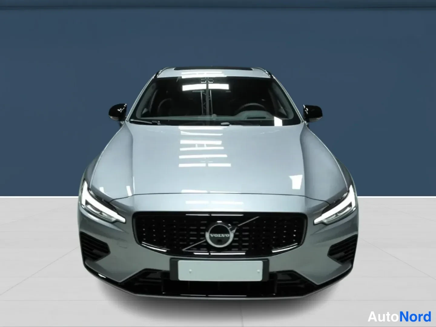 Harmaa Volvo V60 2026, edestä, kuva 3
