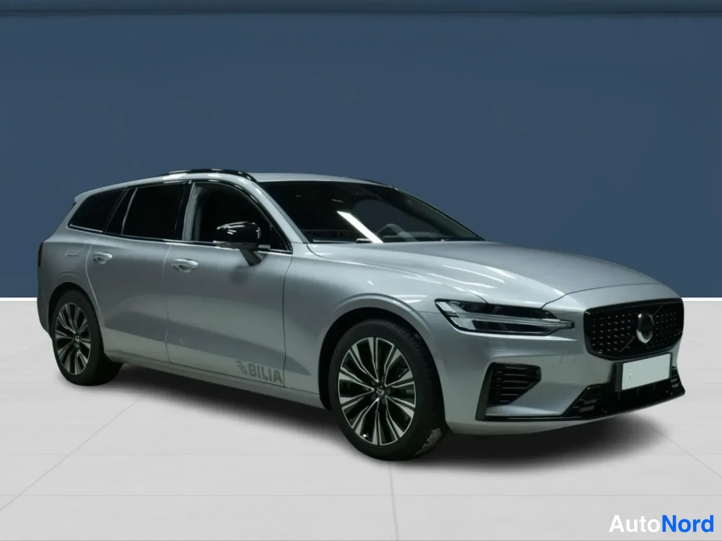 Harmaa Volvo V60 2026, etuviisto, keula oikealle, kuva 2