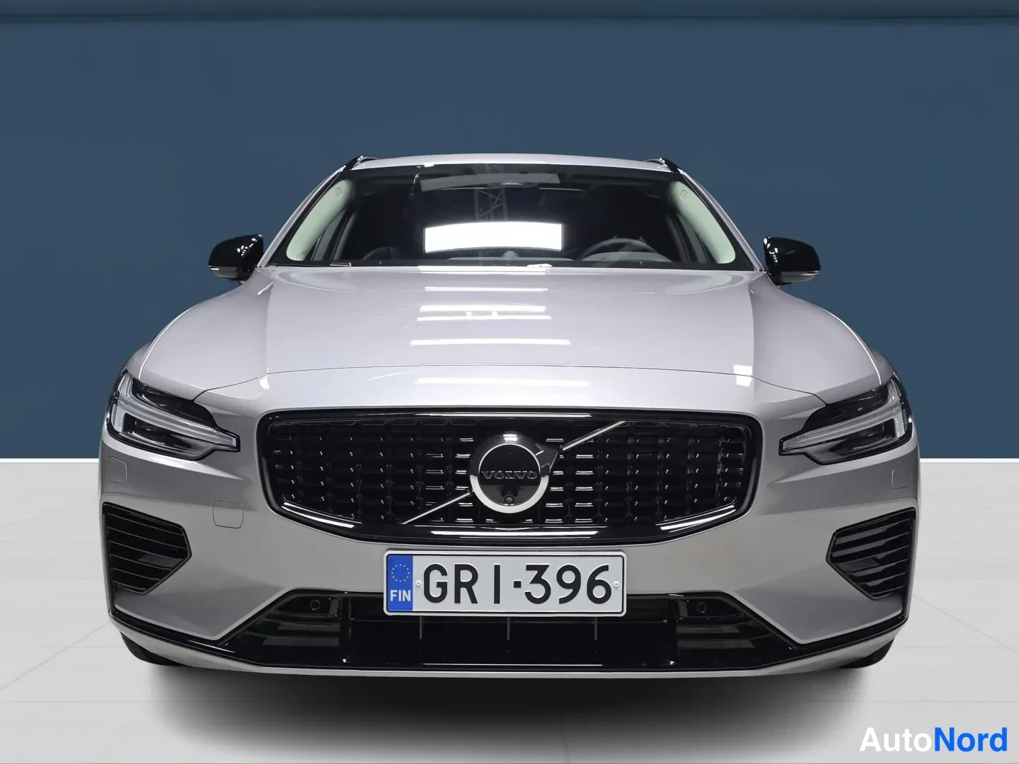 Harmaa Volvo V60 2026, edestä, kuva 3