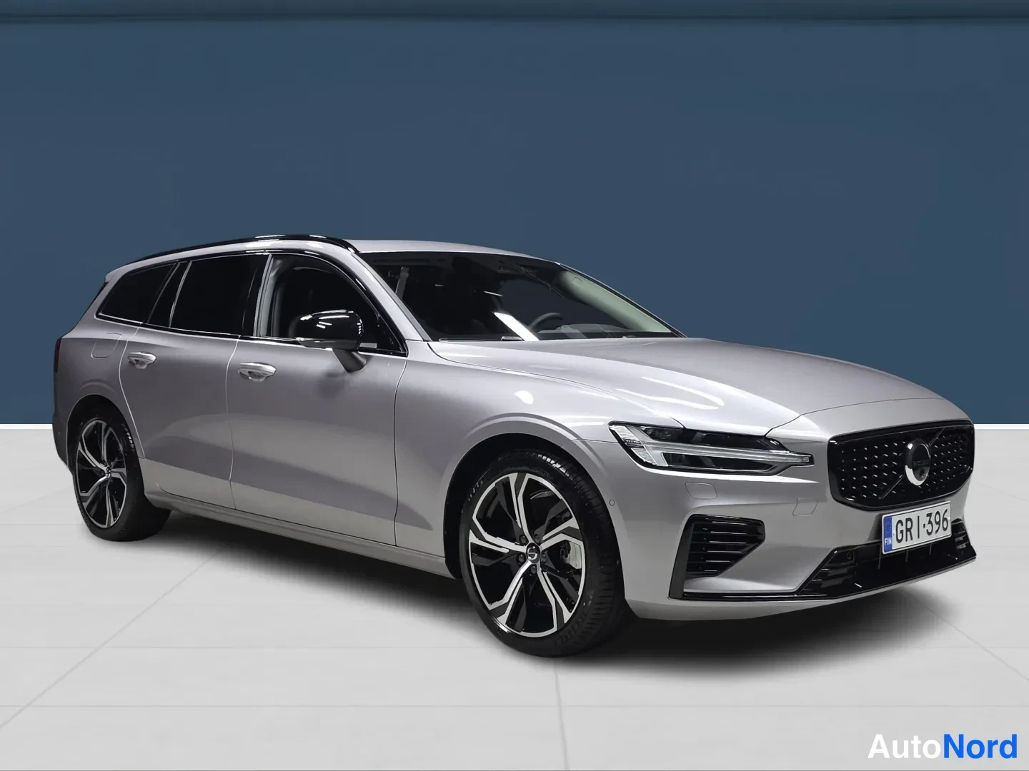 Harmaa Volvo V60 2026, etuviisto, keula oikealle, kuva 2