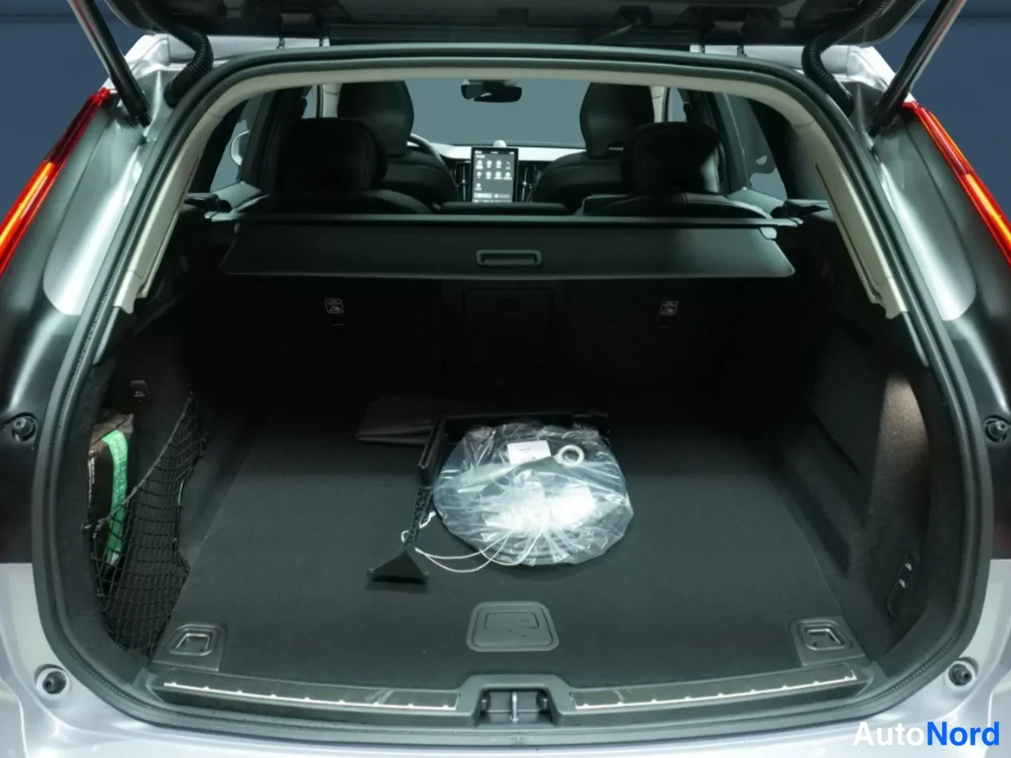 Harmaa Volvo XC60 2026, kuva 12