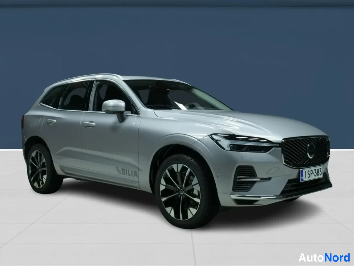 Harmaa Volvo XC60 2026, etuviisto, keula oikealle, kuva 2