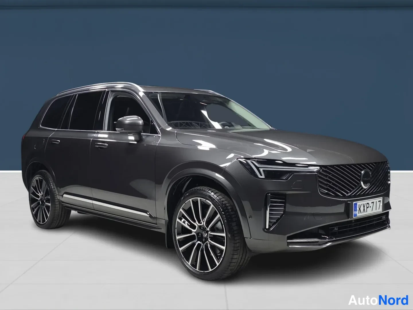 Harmaa Volvo XC90 2026, etuviisto, keula oikealle, kuva 2