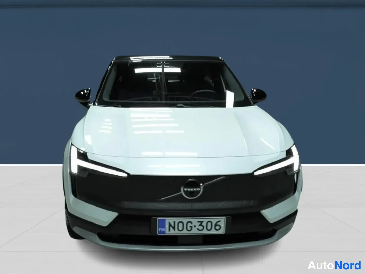 Valkoinen Volvo EX30 Cross Country 2026, edestä, kuva 3