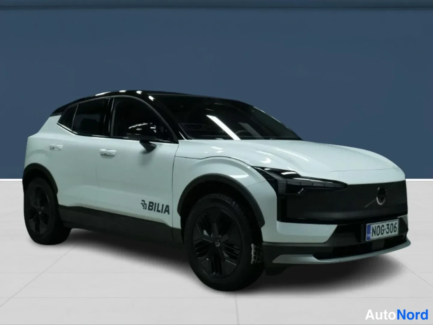 Valkoinen Volvo EX30 Cross Country 2026, etuviisto, keula oikealle, kuva 2