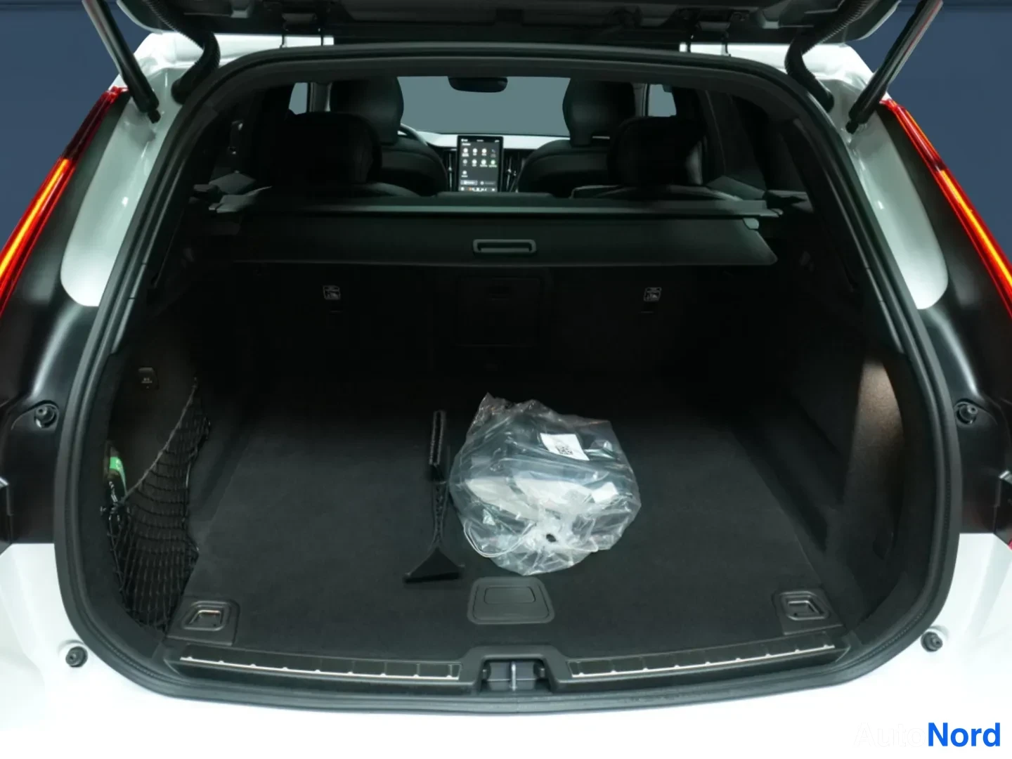 Valkoinen Volvo XC60 2026, kuva 7