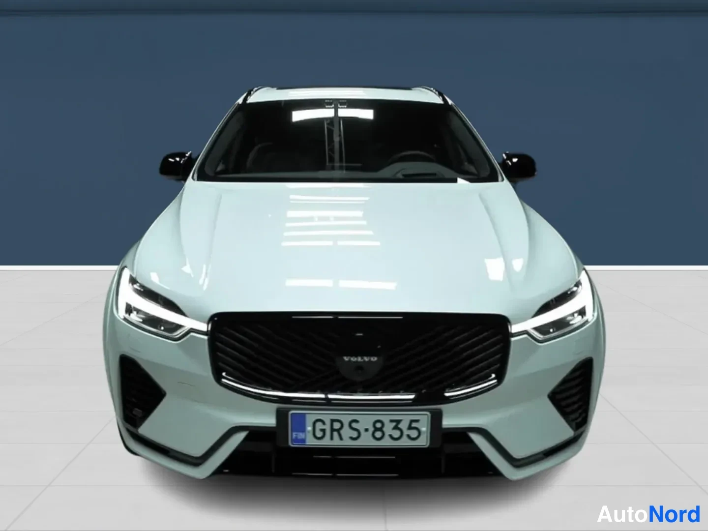 Valkoinen Volvo XC60 2026, edestä, kuva 3