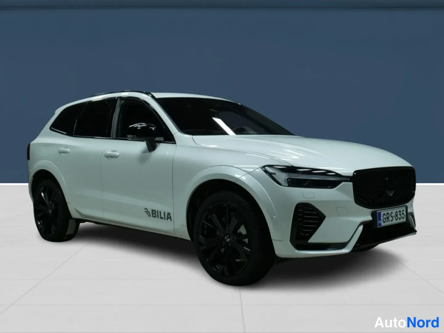 Valkoinen Volvo XC60 2026, etuviisto, keula oikealle, kuva 2