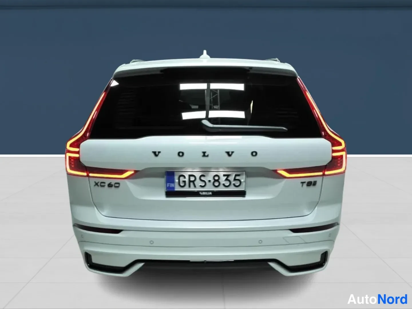 Valkoinen Volvo XC60 2026, takaa, kuva 6