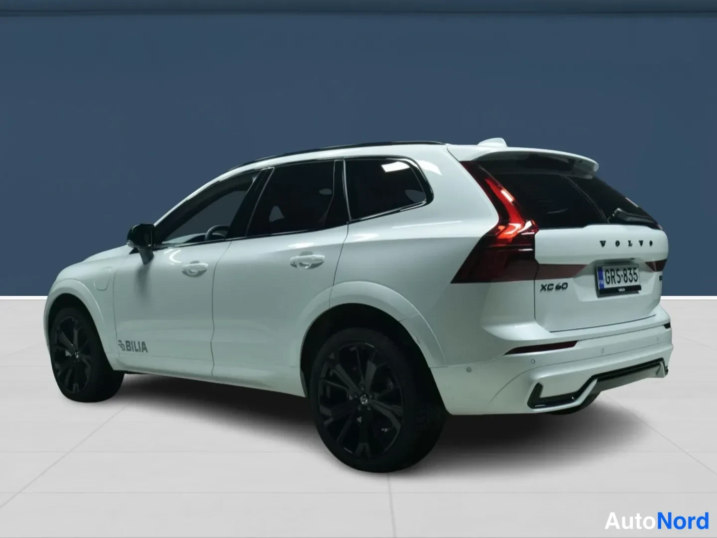 Valkoinen Volvo XC60 2026, takaviisto, kuva 5