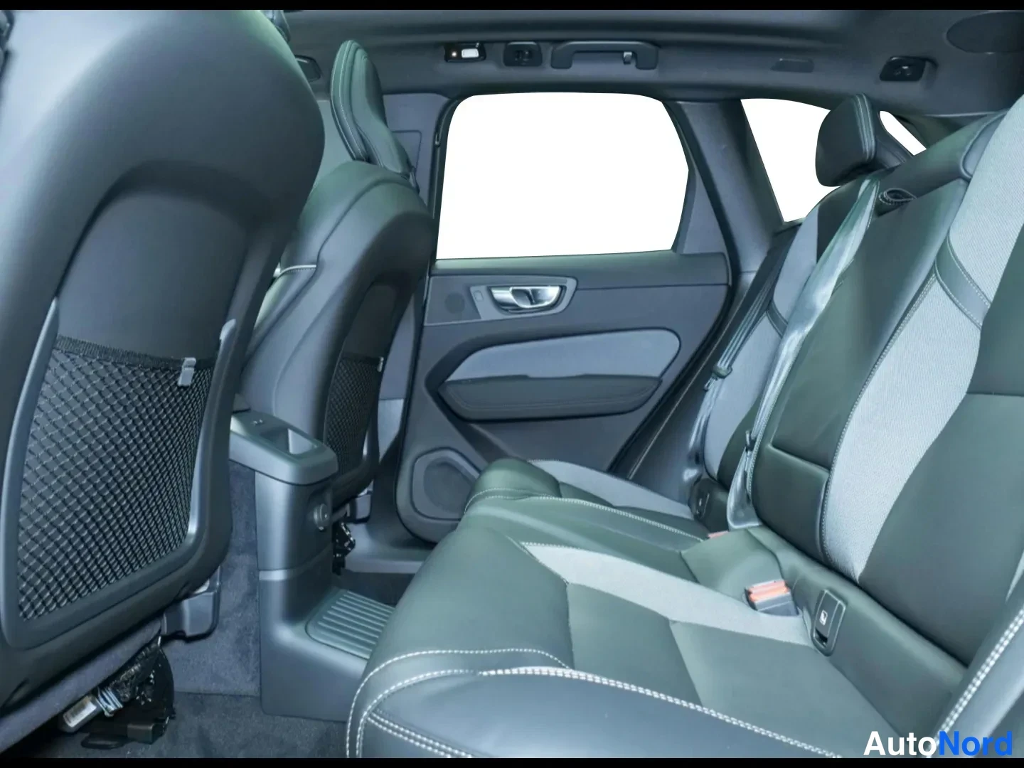 Valkoinen Volvo XC60 2026, kuva 10