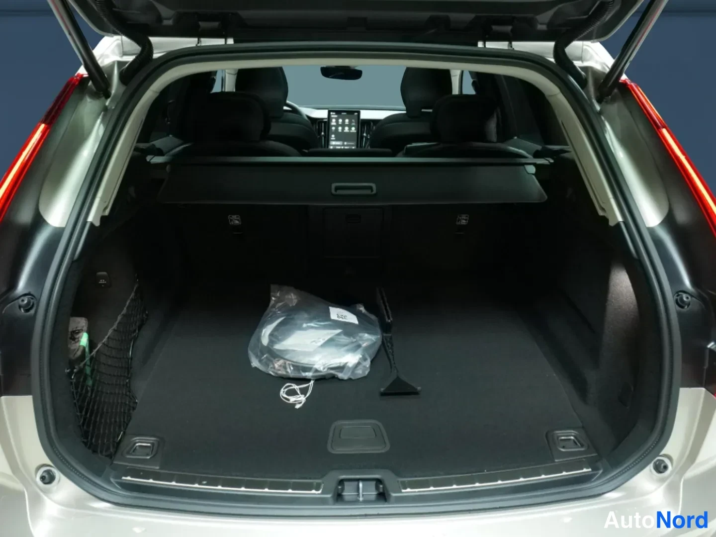 Beige Volvo XC60 2026, takaa, kuva 7