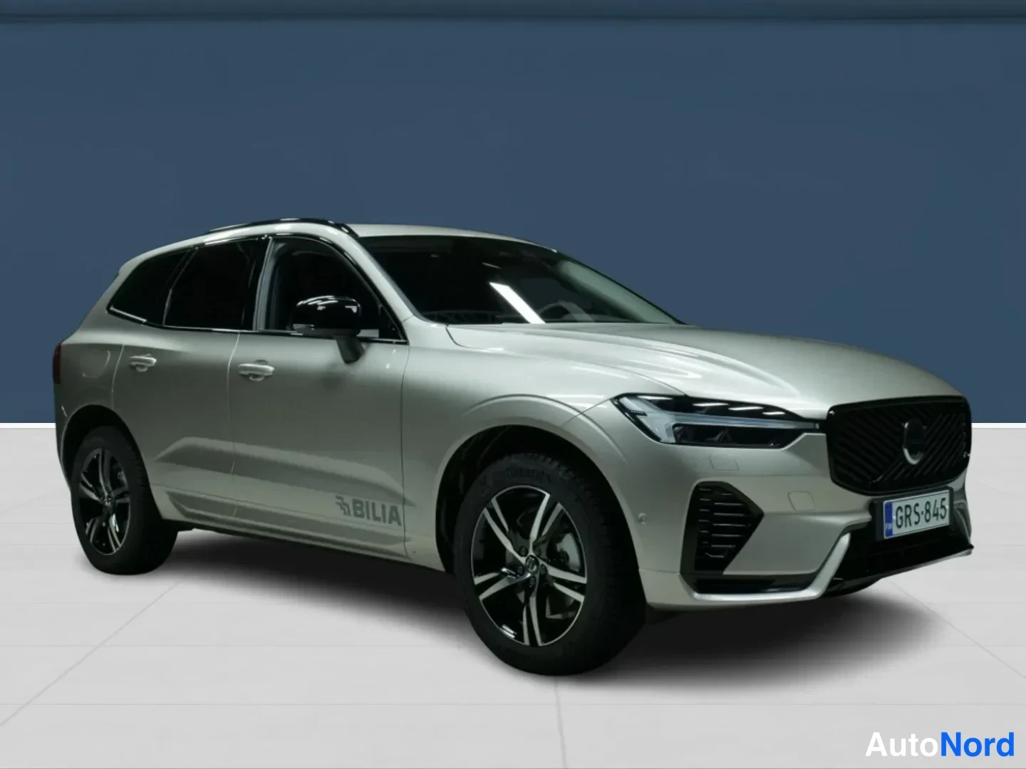 Beige Volvo XC60 2026, etuviisto, keula oikealle, kuva 2