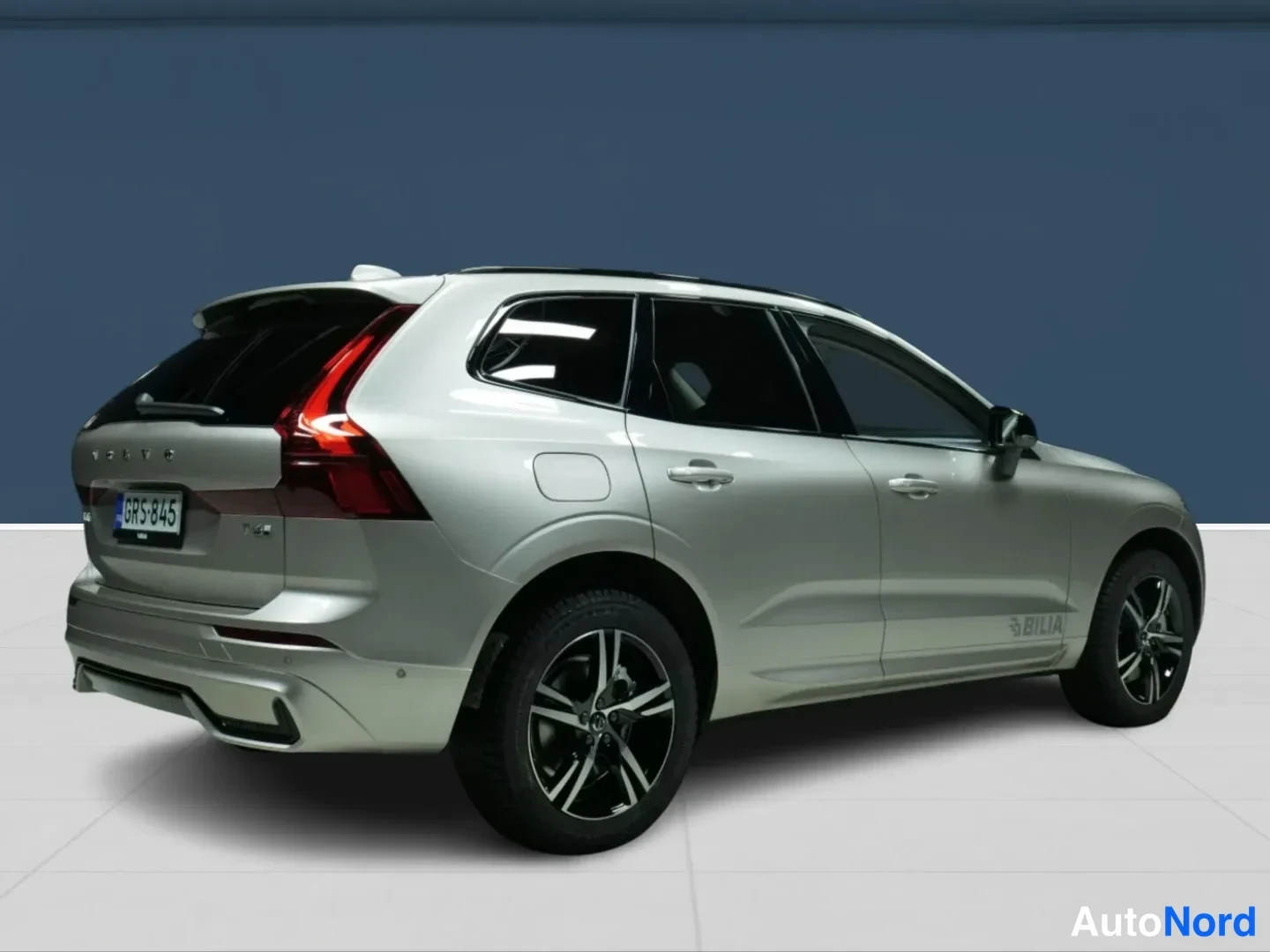 Beige Volvo XC60 2026, takaviisto, kuva 4