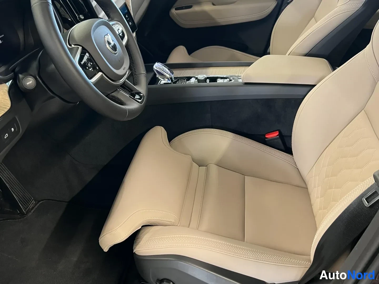 Punainen Volvo XC60 2026, kuva 10