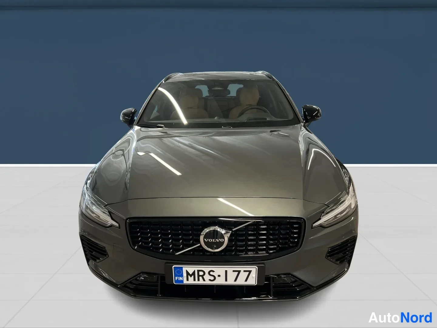 Vihreä Volvo V60 2026, edestä, kuva 3