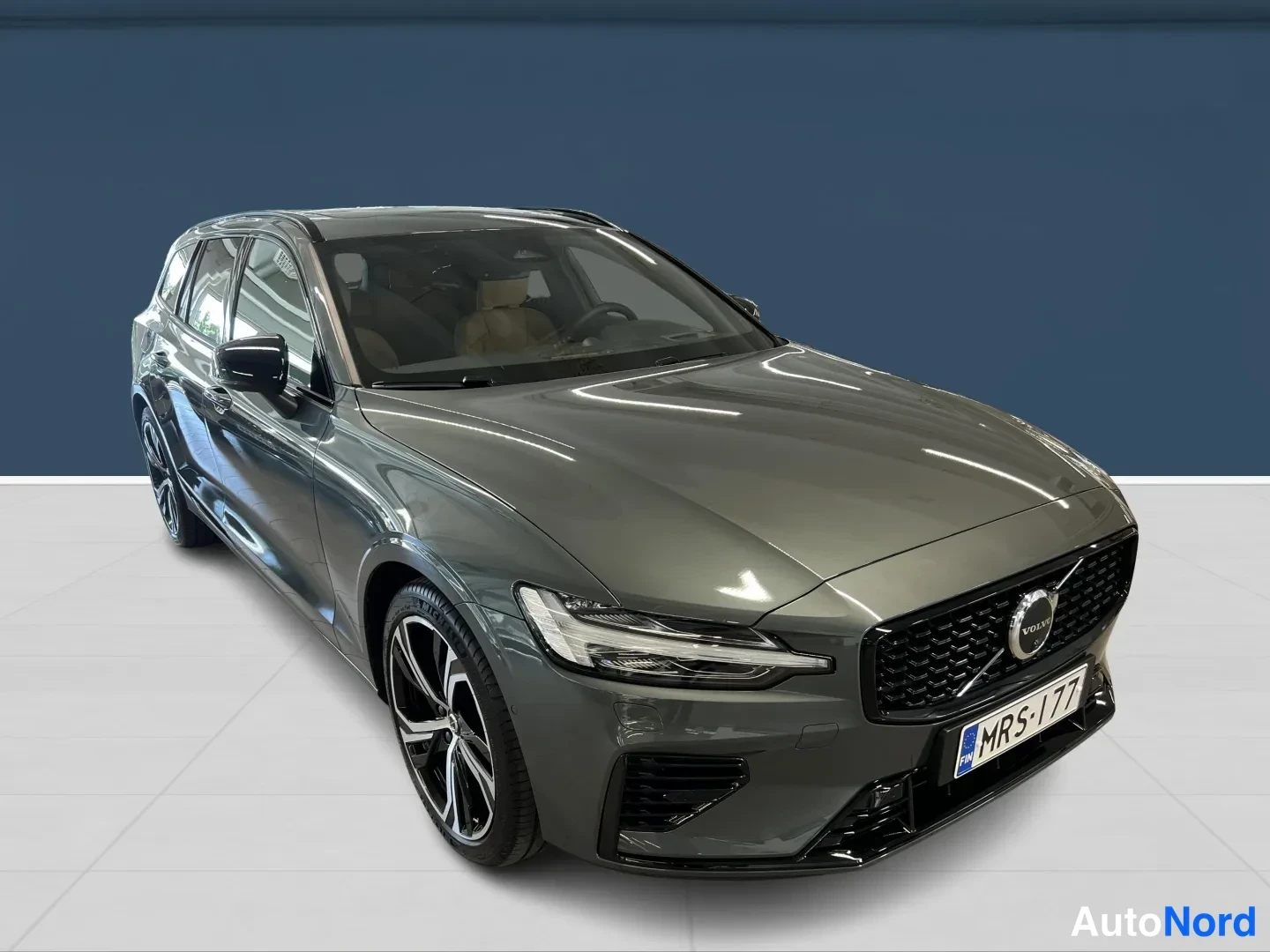 Vihreä Volvo V60 2026, etuviisto, keula oikealle, kuva 2