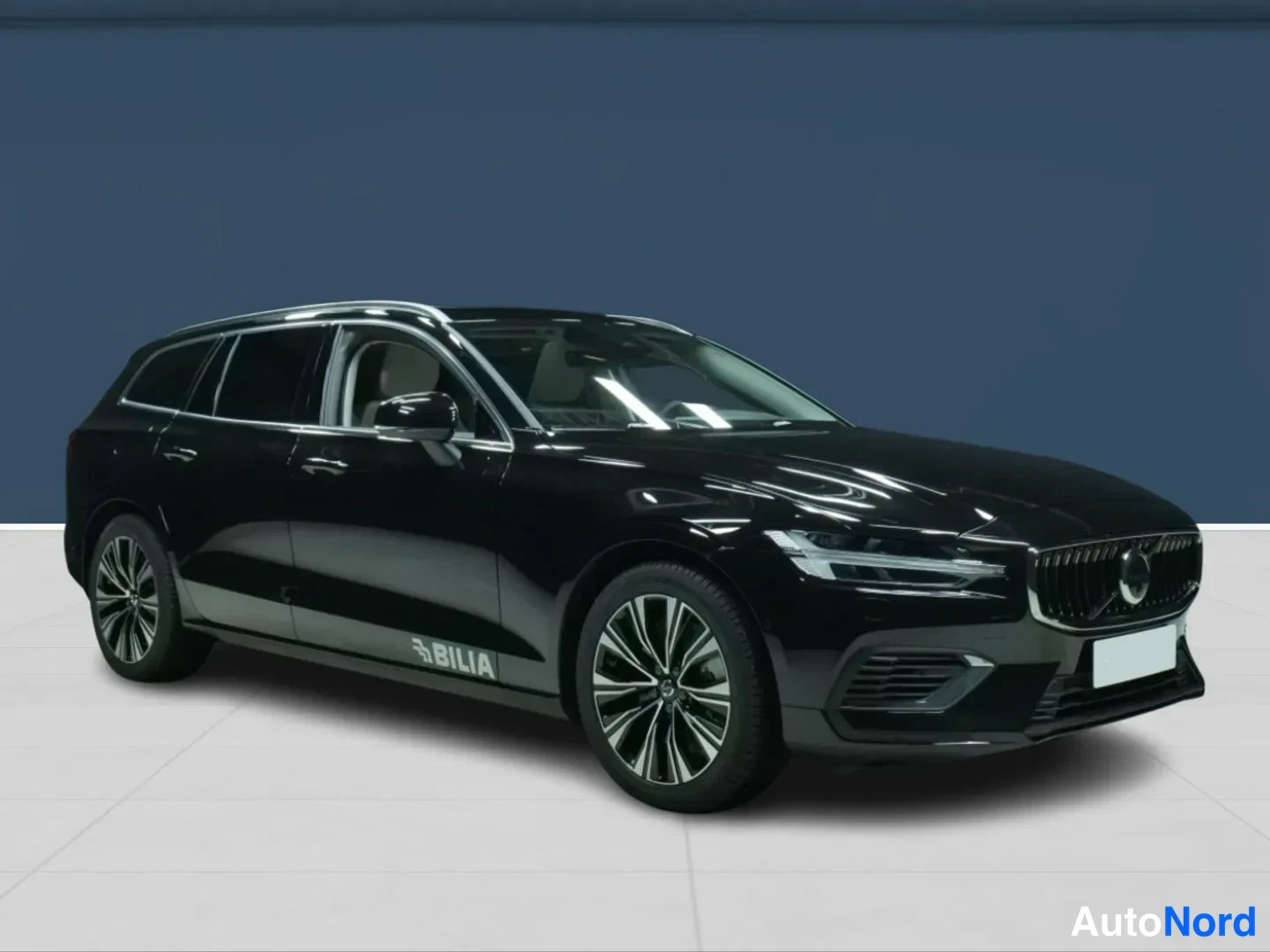 Musta Volvo V60 2026, etuviisto, keula oikealle, kuva 2