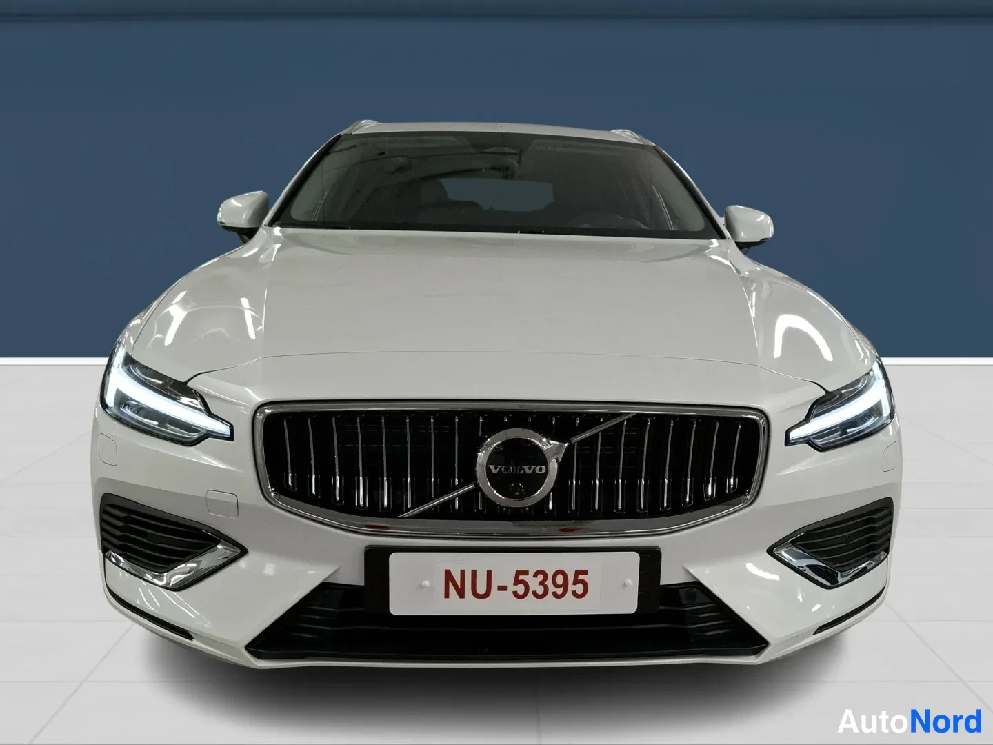 Valkoinen Volvo V60 2026, edestä, kuva 3