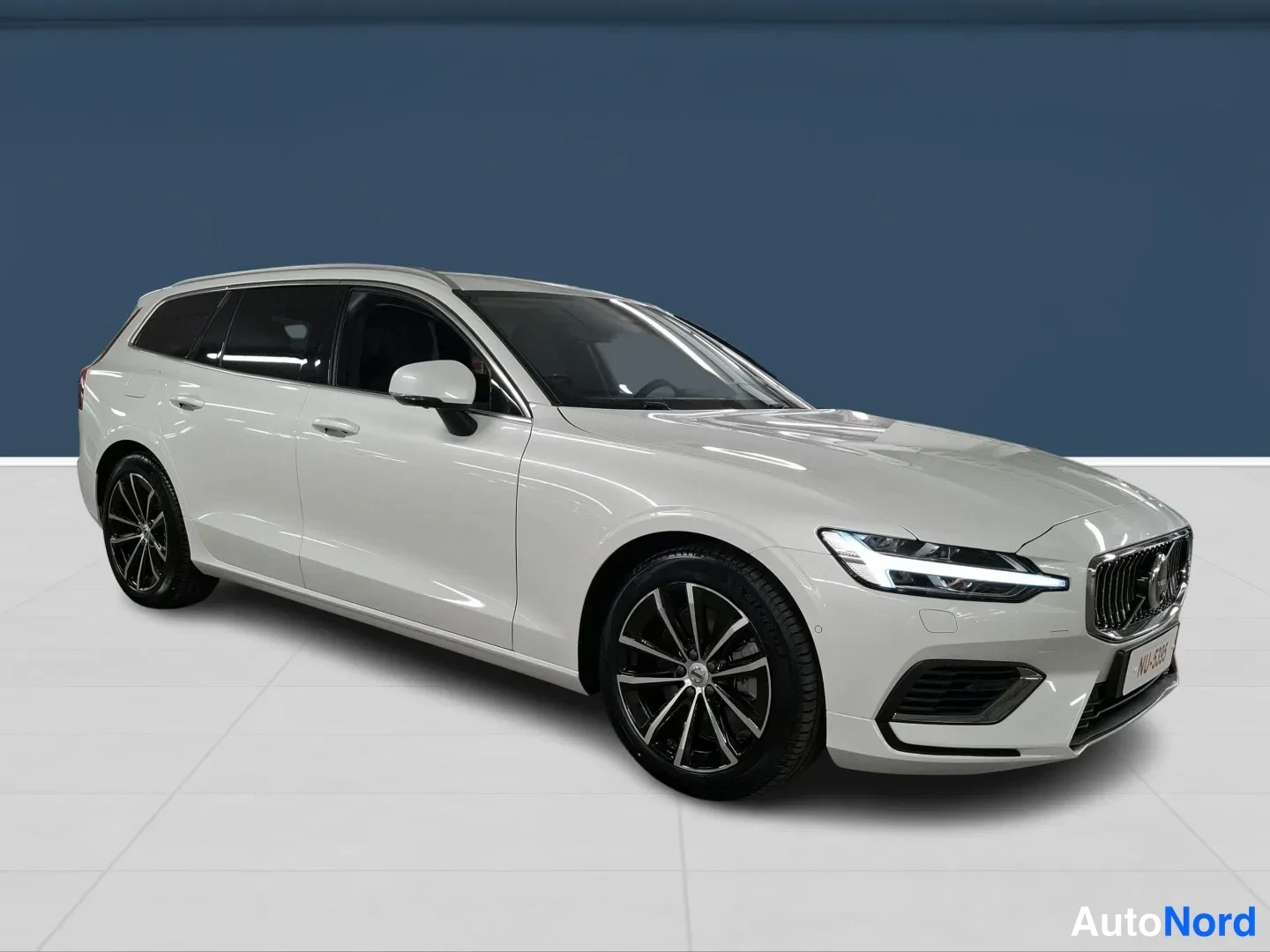 Valkoinen Volvo V60 2026, etuviisto, keula oikealle, kuva 2