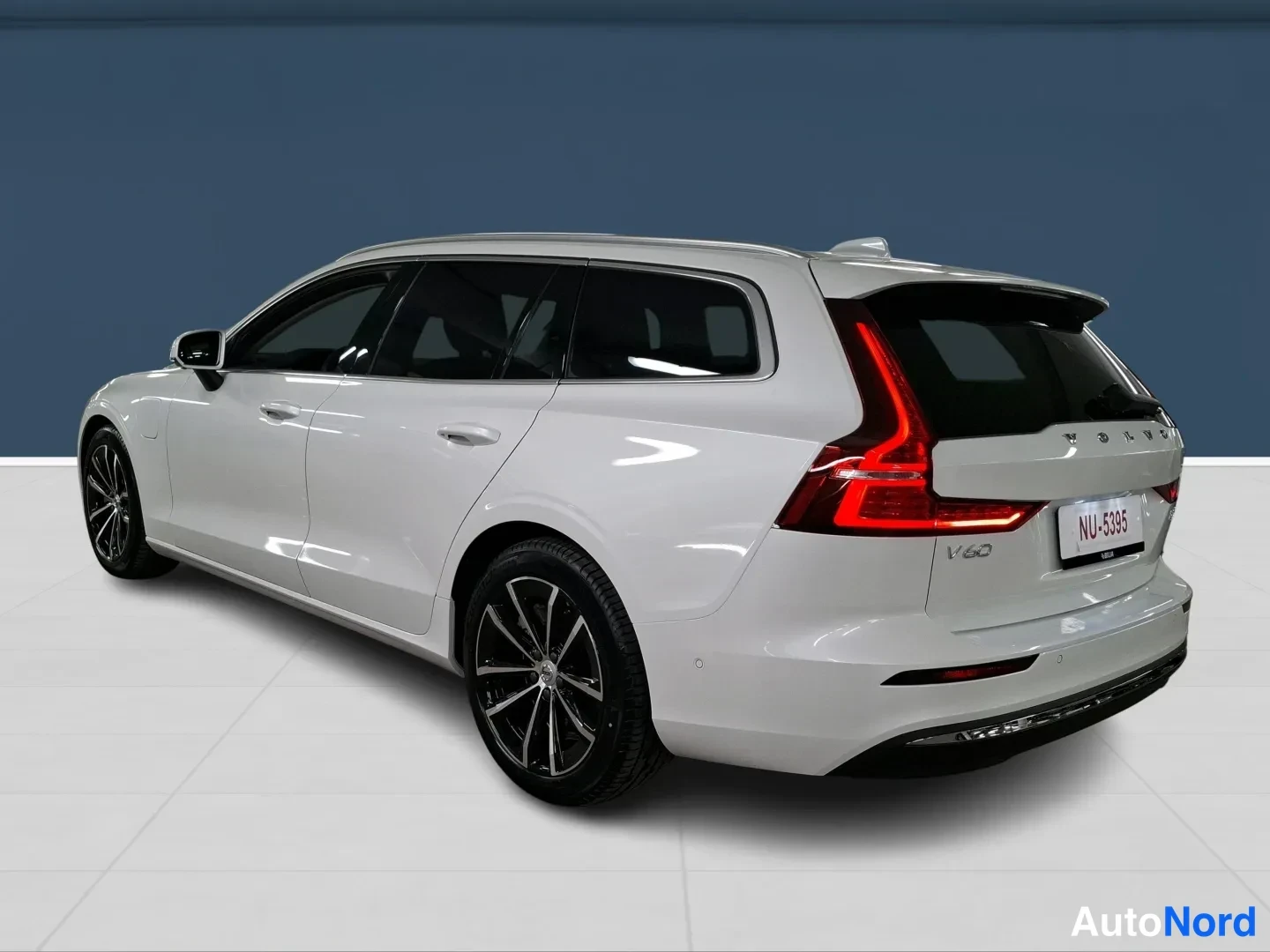 Valkoinen Volvo V60 2026, takaviisto, kuva 5